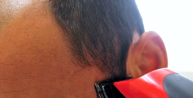 تعلم طريقة حلاقة الشعر للرجال بالماكينة بالصور