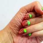 بالصور زيني أظافرك مع طريقة رسم الأظافر على شكل فراولة