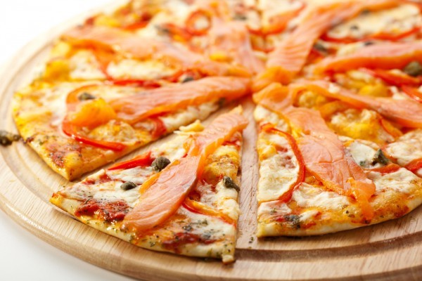 حضري بيتزا السلمون المدخن ذات الطعم الراقي وصفة مصورة كاملة