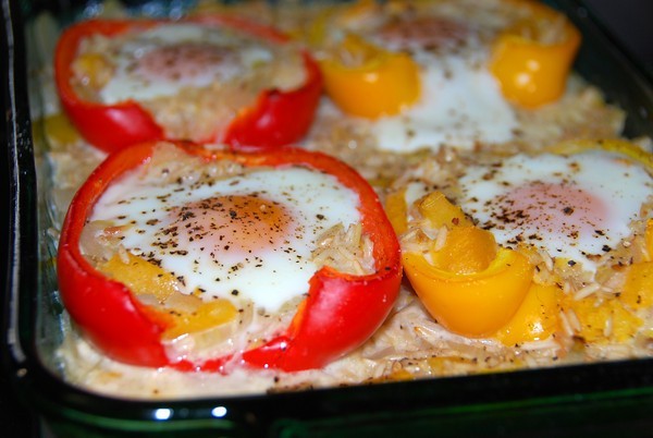 بالصور حضري البيض بشرائح الفلفل الأحمر و الجبن المبشور