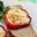 بالصور حضري البيض بشرائح الفلفل الأحمر و الجبن المبشور