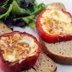 بالصور حضري البيض بشرائح الفلفل الأحمر و الجبن المبشور