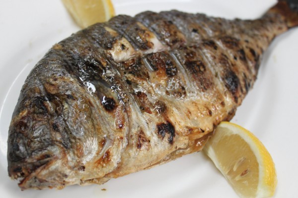 بالصور تعلمي تحضيري السمك المشوي بوصفته الأصلية اللذيذه