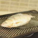 بالصور تعلمي تحضيري السمك المشوي بوصفته الأصلية اللذيذه