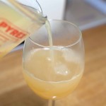 بالصور تحضير مشروب التفاح بالقرفة لزيادة الدفئ في الشتاء