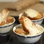 بالصوري حضري شوربة البصل الفرنسية والتوست المحمص بالجبنة