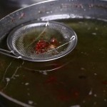 طريقة تصفية زيت القلي لإعادة إستخدامه مرة أخري