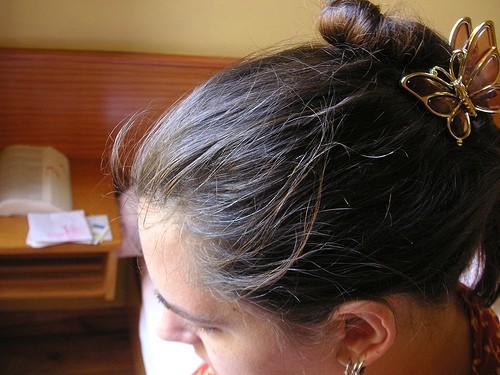 ٨ علاجات منزلية لمنع ظهور الشعر الأبيض