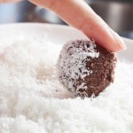 طريقة عمل كرات التمر بالسمسم والكاكاو