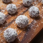 طريقة عمل كرات التمر بالسمسم والكاكاو