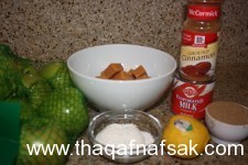 المكونات وطريقة عمل فطيرة التفاح بالكراميل بالصور