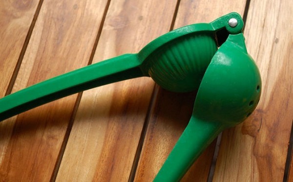 طريقة عمل عصير الليمون المنعش بالصور