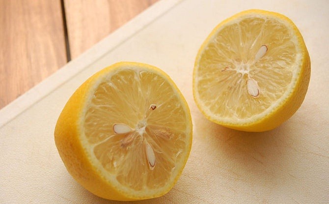 طريقة عمل عصير الليمون المنعش بالصور