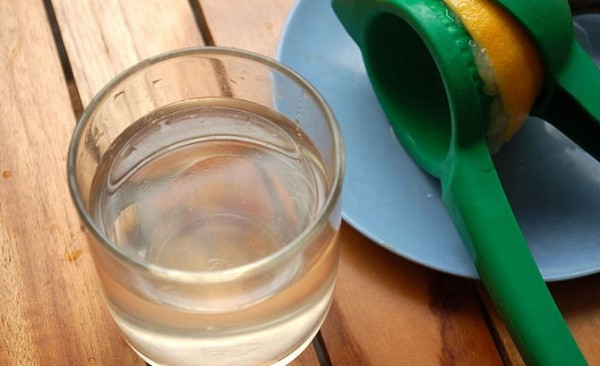 طريقة عمل عصير الليمون المنعش بالصور