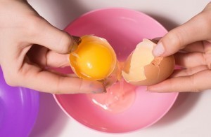 بالصور حضري ماسك البيض وزيت الزيتون للشعر