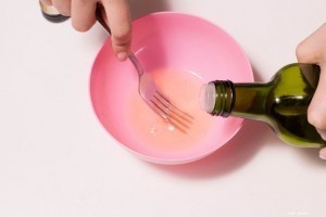 بالصور حضري ماسك البيض وزيت الزيتون للشعر