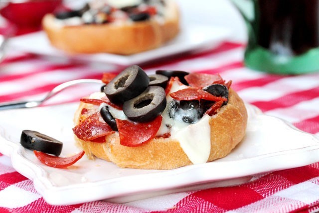 ميني بيتزا البيبروني بالعيش الكيزر بالصور