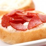 ميني بيتزا البيبروني بالعيش الكيزر بالصور