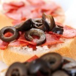 ميني بيتزا البيبروني بالعيش الكيزر بالصور