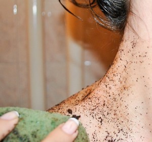 بالصور مقشر القهوة لتقشير وتنعيم الجسم