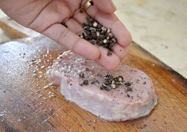 حضري ستيك اللحم بصوص الفلفل الأسمر حضري ستيك اللحم بصوص الفلفل الأسمر