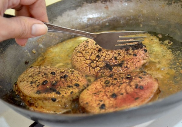 حضري ستيك اللحم بصوص الفلفل الأسمر حضري ستيك اللحم بصوص الفلفل الأسمر