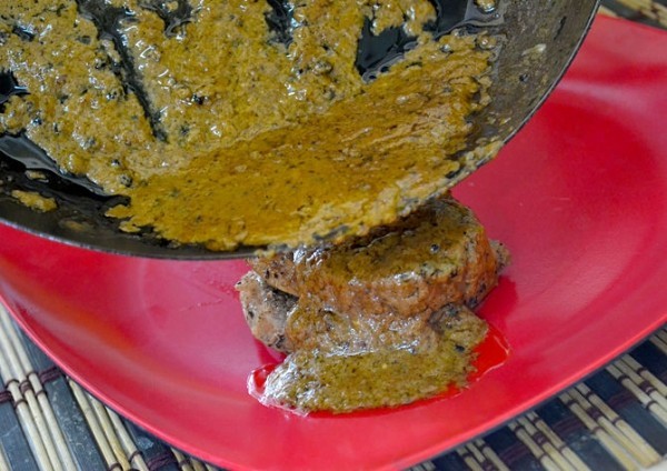حضري ستيك اللحم بصوص الفلفل الأسمر حضري ستيك اللحم بصوص الفلفل الأسمر