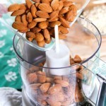 كرات التمر باللوز و جوز الهند بالصور