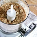 كرات التمر باللوز و جوز الهند بالصور