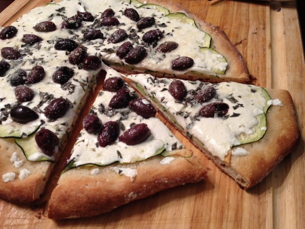 طريقة عمل البيتزا بالجبنة والزيتون بالصور