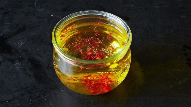 عمل مشروب الزعفران بالليمون بالصور