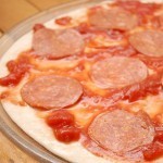 طريقة عمل بيتزا الببروني بالصور