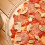 طريقة عمل بيتزا الببروني بالصور