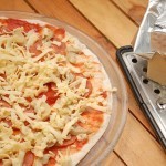 طريقة عمل بيتزا الببروني بالصور