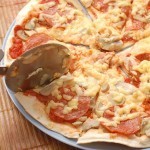 طريقة عمل بيتزا الببروني بالصور