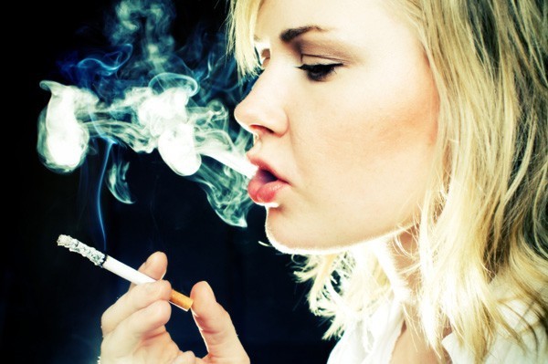 ما هى نظرة الرجل للمرأة المدخنة ؟ ما هى نظرة الرجل للمرأة المدخنة ؟