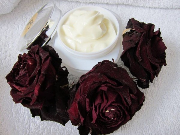 أهم طرق وخلطات ترطيب البشرة طبيعياً لمنع جفافها وتشققها أهم طرق وخلطات ترطيب البشرة طبيعياً لمنع جفافها وتشققها