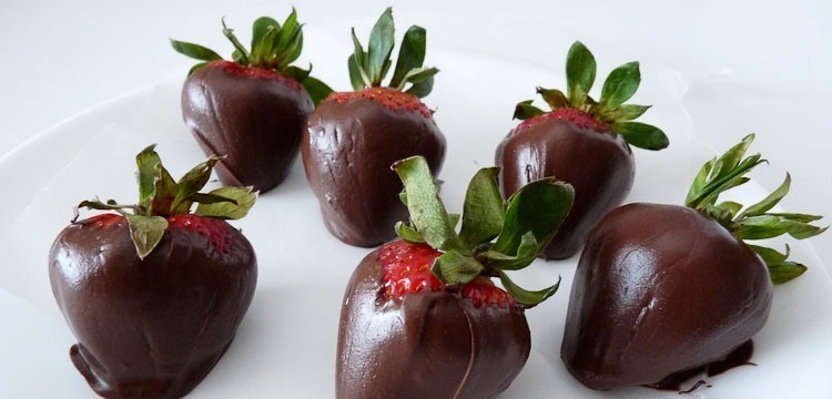 بالصور طريقة عمل الفراولة بالشوكولاته ولا ألذ
