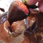 بالصور طريقة عمل الفراولة بالشوكولاته ولا ألذ