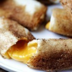 طريقة عمل لفائف الجبن المشوية الصحية واللذيذة