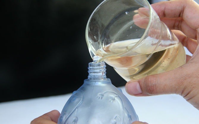 طريقة عمل العطور في المنزل بالصور ٥ طرق متنوعة ذات رائحة جذابة