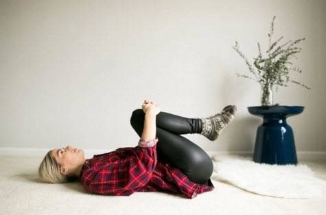 ٧ تمارين قبل النوم مفيدة لجسمك بالصور