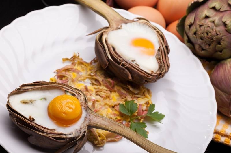 طريقة عمل البيض المخبوز في الخرشوف بالصور