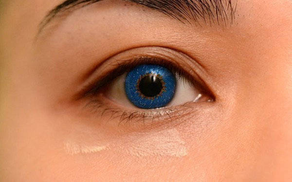طريقة وضع مكياج العيون الزرقاء بشكل جذاب