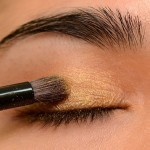 طريقة وضع مكياج العيون الزرقاء بشكل جذاب