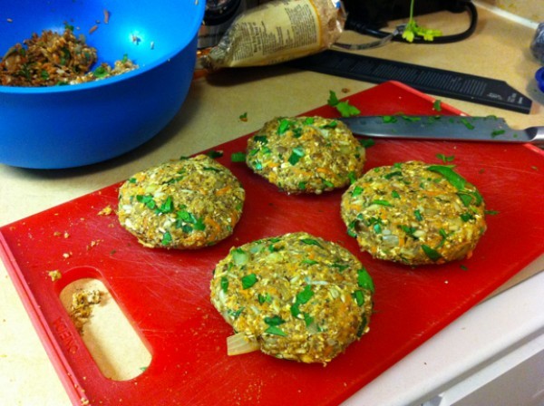 برجر نباتي : بالبطاطا والفاصوليا السوداء والخضار المشكل