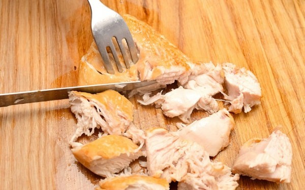 ٣ وصفات مختلفة لتحضير سلطة الفراخ بالصور