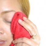 طرق بسيطة تساعد في إزالة مكياج العين