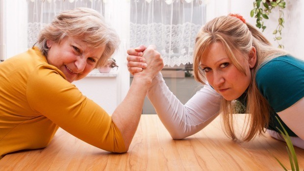 فن التعامل مع غيرة حماتك