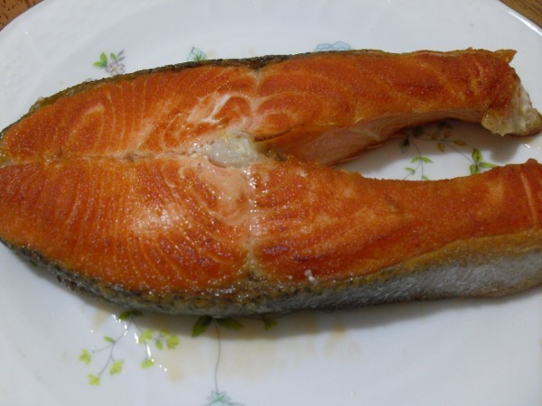 السلمون المقلي بخلطة اللوز طعم غاية في اللذة